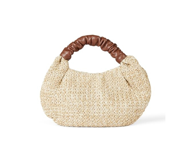 Sac en paille demi-lune fourre-tout livre composé de 2 pochettes décorées d'un nœud paquet tenu à la main