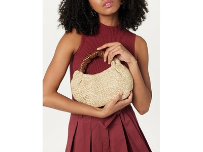 Sac en paille demi-lune fourre-tout livre composé de 2 pochettes décorées d'un nœud paquet tenu à la main